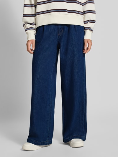 Kobieta nosi szerokie, luźne jeansy Wide & Loose Fit Jeans aus Baumwoll-Lyocell-Mix von Marc O'Polo, widok z przodu, kontekst: damskie jeansy Wide & Loose Fit Marc O'Polo DENIM