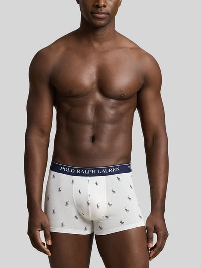 Männermodel trägt weiße Trunks aus Baumwoll-Mix Modell 'CLSSIC TRUNK-3 PACK' von Polo Ralph Lauren, dunkelblauer Bund, Herren Pant & Trunk von Polo Ralph Lauren Underwear, Ganzkörperansicht von vorne.