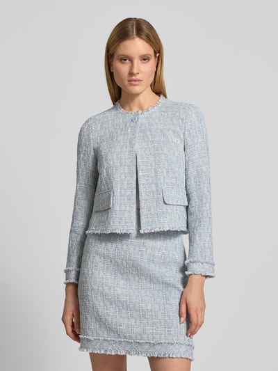 Frauenmodel trägt Regular Fit Blazer in Bouclé-Optik von Marc Cain aus Baumwoll-Mix mit Pattentaschen, Rundhalsausschnitt, Ganzkörperansicht von vorne.