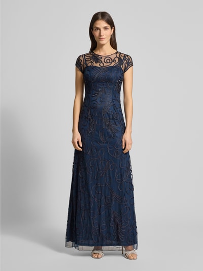 Frauenmodel trägt Abendkleid mit Stickereien von LUXUAR FASHION in Dunkelblau, taillierter Schnitt, Zierbesatz, Transparenzeffekte, Ganzkörperansicht von vorne.