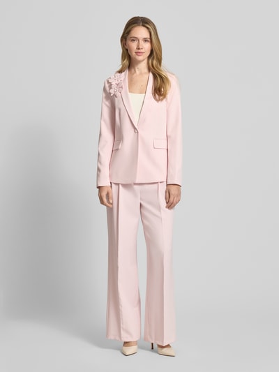 Frauenmodel trägt Regular Fit Blazer mit floralen Applikationen von Christian Berg Woman Selection, Elastischer-Material-Mix, Reverskragen und Knopf in zartem Rosa, Ganzkörperansicht von vorne.
