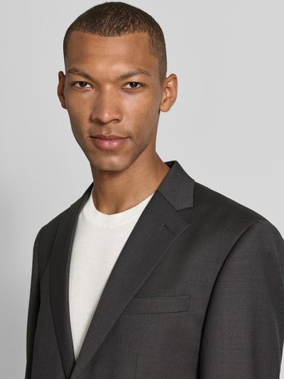 Männermodel trägt Slim Fit Sakko mit Pattentaschen Modell 'Birdseye' von HECHTER PARIS in Dunkelgrau, Nahaufnahme Oberkörper