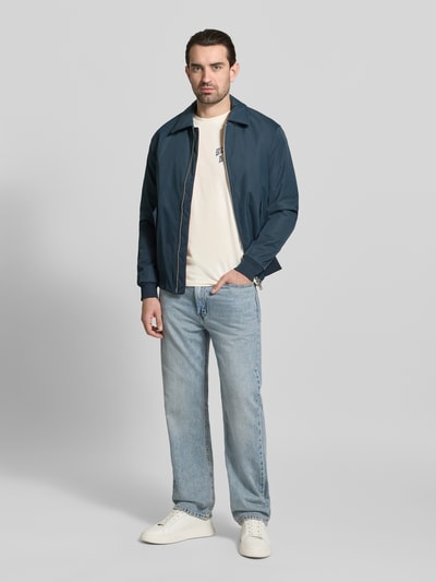 Mannelijk model draagt T-shirt met Label-Prints en ronde hals van Scotch & Soda, puur katoen, regular fit, ruglengte maat M 67 cm, geheel aanzicht van voren