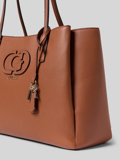Produktfoto, Tote Bag in Leder-Optik Modell 'Isola' von Guess, braun, Logo-Detail, geteiltes Hauptfach mit Reißverschluss, schmale Schulterriemen, Maße 37x27x15 cm, Länge Schulterriemen 62 cm