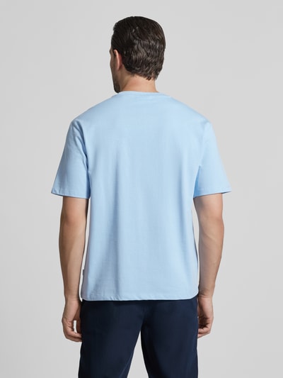 Männermodel trägt Oversized T-Shirt mit Rundhalsausschnitt von Lindbergh in hellblau aus reiner Baumwolle, Rückenlänge 71 cm, Ganzkörperansicht Rückansicht.