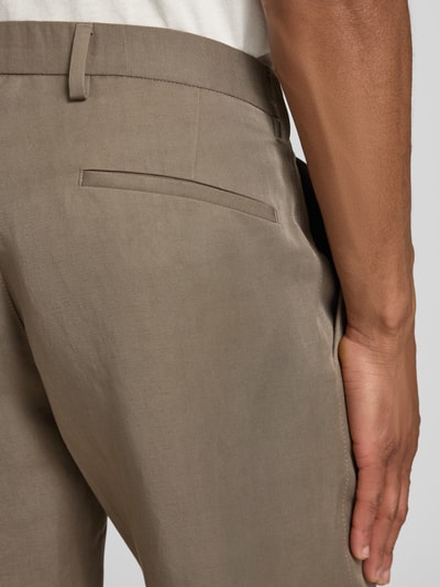 Mannenmodel draagt Slim Fit Hose mit Gesäßtaschen van Roy Robson in beige, katoenmix, productdetails met achterzakken, detailopname rug.