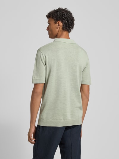 Männermodel trägt Regular Fit Poloshirt aus Baumwoll-Leinen-Mix Modell 'MATTIS' von SELECTED HOMME, unifarben, Feinstrick, Ganzkörperansicht Rückansicht.