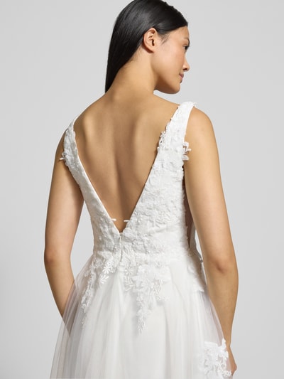 Vrouwenmodel draagt Brautkleid met Herz-Ausschnitt van Mascara, wit, getailleerd, ondoorzichtig onderjurk, sierlijke details, rugrits, volledige rugaanzicht.