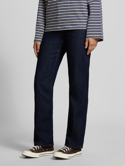 Frauenmodel trägt Slim Fit Jeans mit Knopfverschluss Modell 'Noxon' von Carhartt Work In Progress, dunkle Farbe, 5-Pocket, Nahaufnahme Unterkörper.
