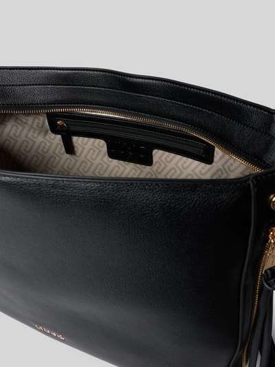 Produktfoto, schwarze Hobo Bag mit Label-Detail Modell 'GIHEN' von Liu Jo White, Hauptfach mit Reißverschluss, Struktur-Leder Optik, Reißverschlusstasche innen, goldene Details, Maße 40 cm Breite, 26 cm Länge, 14 cm Tiefe, Schultergurt in Flecht-Optik, verstellbarer Schultergurt, diverse Reißverschlüsse.