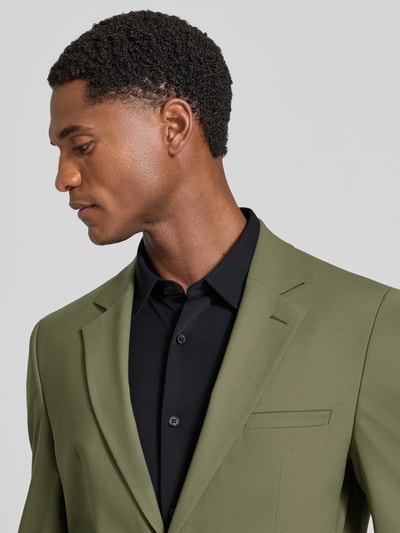 Männermodel trägt Slim Fit Businesshemd mit Kentkragen Modell 'P-Roan' von BOSS, schwarzer Stoff, glatte Textur, Nahaufnahme Oberkörper, Herren Businesshemd von BOSS