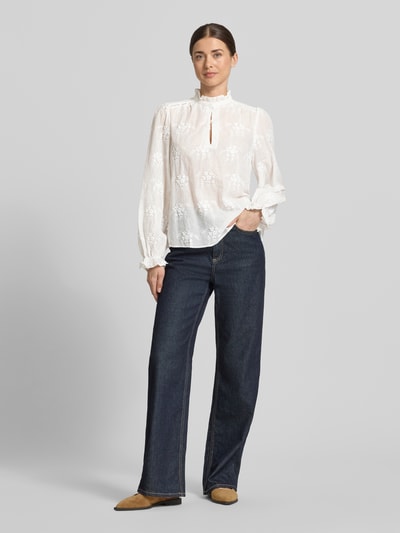Modelka kobieca nosi Regular Fit Bluse mit Schlüsselloch-Ausschnitt od Oui, biała bawełna, haft, stójka, krój regular fit, widok całej sylwetki z przodu.