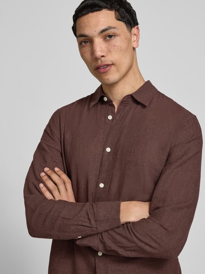 Męski model nosi koszulę casualową Slim Fit Freizeithemd aus Baumwoll-Leinen-Mix Modell 'CAIDENLS SOLID' od Only & Sons, efekt: jednolity kolor, kołnierzyk typu kent, listwa guzikowa na całej długości, pas na plecach, długi rękaw z mankietami kombi, wykończenie materiału: cieniowana przędza, mieszanka bawełny i lnu, zbliżenie na górną część ciała