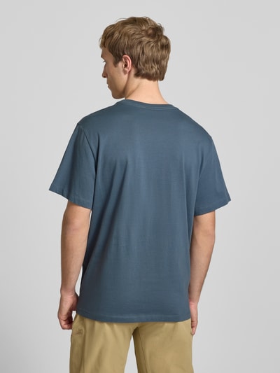 Männermodel trägt T-Shirt mit Logo-Stitching von The North Face in Blau, reine Baumwolle, gerader Schnitt, Ganzkörperansicht Rückansicht.