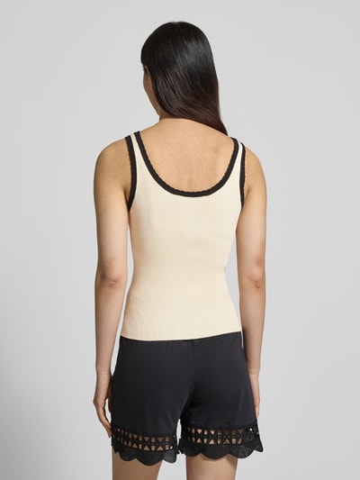 Frauenmodel trägt Slim Fit Tank Top aus Viskose-Mix Modell 'Bardot' von Vero Moda, Optik: Unifarben, Rippstrick, breite Träger, U-Ausschnitt, Ganzkörperansicht Rückansicht.