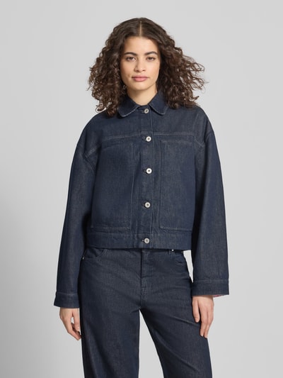 Frauenmodel trägt Regular Fit Jeansjacke mit aufgesetzten Taschen Modell 'Clara' von OH APRIL, dunkelblau, reine Baumwolle, Nahaufnahme Oberkörper.