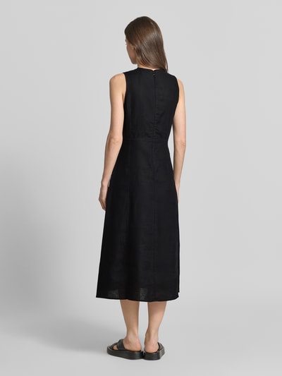 Frauenmodel trägt Shaped Fit Freizeitkleid aus reinem Leinen von Marc O'Polo, Optik: Unifarben, Midi-Länge, Reißverschluss, Ganzkörperansicht Rückansicht.