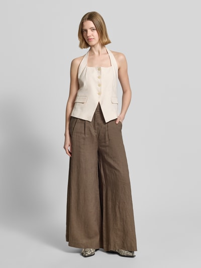 Frauenmodel trägt Wide Fit Hose mit Bundfalten Modell 'Ginkoli' von Stefanel aus Reine Baumwolle mit Eingrifftaschen, Haken- und Reißverschluss, braun, Ganzkörperansicht von vorne.