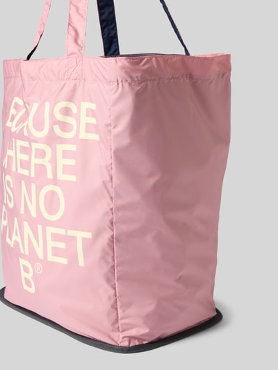 Produktfoto, Shopper mit Statement-Print Modell 'PACHO' von ECOALF in Rosa mit offenem Hauptfach, Tragehenkel, Breite 31 cm, Länge 38 cm, Tiefe 22 cm, Schulterriemenlänge 64 cm, glatte Textur, klare Kanten, Damen Shopper von ECOALF