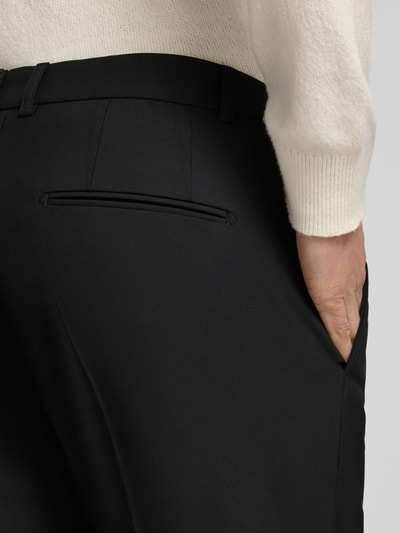 Männermodel draagt zwarte Heren pantalon van Cinque, materiaalmix met viscose, regular fit, persplooien, achterzakken, detailopname.