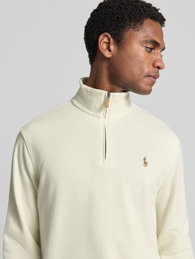 Mannenmodel draagt Relaxed Fit schipperstrui van puur katoen van Polo Ralph Lauren in gebroken wit, structuur met gebreide look, Nahaufnahme Oberkörper.