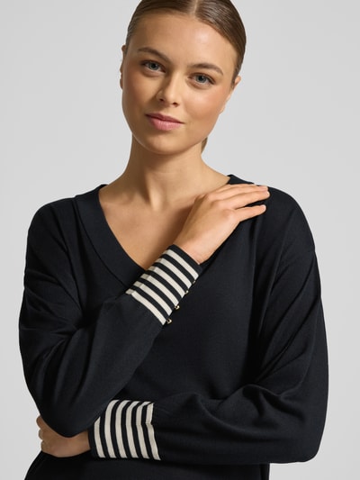 Kobieta modelka nosi Regular Fit Pullover aus reinem Lyocell in Strick-Optik od Marella, czarny sweter o imitacji dzianiny, dekolt w serek, elastyczne i szerokie wykończenia z ozdobnymi guzikami, długość tyłu 57 cm, długość rękawów 53 cm, widok z przodu, zbliżenie na górną część ciała.