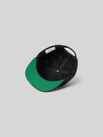 Produktfoto, Basecap aus reiner Baumwolle von RHUDE in Schwarz mit grünem Schirm, verstärkter Schirm, verstellbarer Riegel, Label-Stitching, Belüftungslöcher