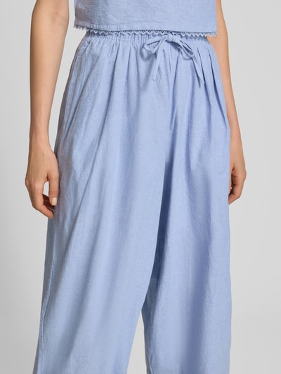 Vrouwenmodel draagt stoffen broek van puur katoen, wide leg, elastische band en tunnelkoord, Model 'FEOLY' van American Vintage, nahaufnahme taille