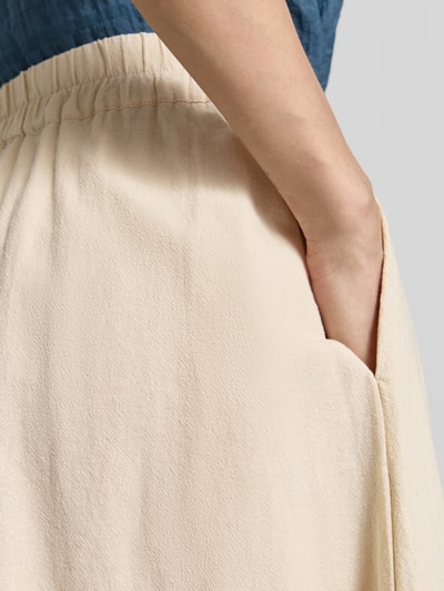 Frauenmodel trägt Maxirock aus reiner Baumwolle Modell 'CISSIE' von Soyaconcept, A-Linie, seitliche Eingrifftaschen, Nahaufnahme Bereich Hüfte