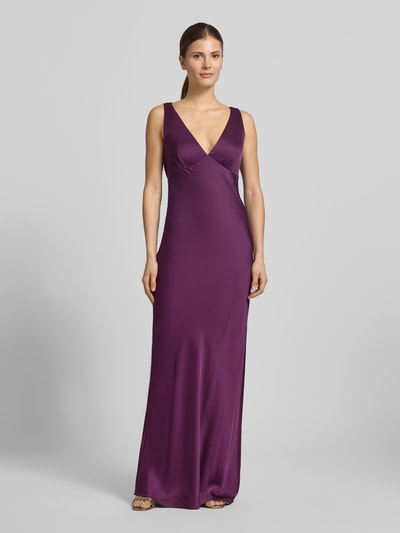 Vrouwenmodel draagt Slim Fit avondjurk uit pure viscose van Jake*s Cocktail, satijn, rugdecolleté, v-hals, mouwloos design, naadritssluiting, ruglengte bij maat 36: 126 cm, borstwijdte bij maat 36: 40 cm, paarse kleur, gladde textuur, slanke lijn, geheel lichaamsaanzicht van voren.