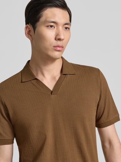 Männermodel trägt Regular Fit Poloshirt aus reiner Baumwolle von s.Oliver RED LABEL, Optik: Unifarben, Strukturiert, Nahaufnahme Oberkörper.