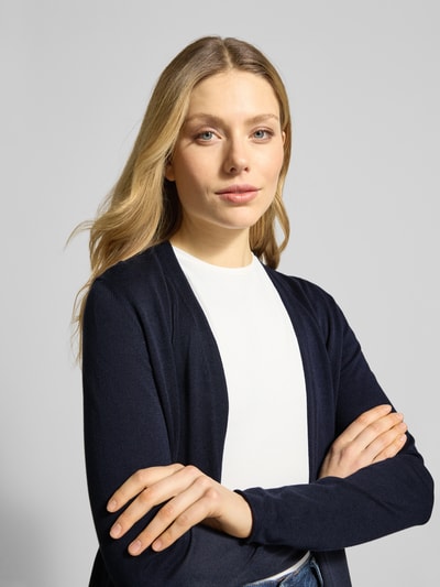 Modelka nosi Regular Fit Cardigan Baumwoll-Viskose-Mix od s.Oliver RED LABEL, efekt: jednolity kolor, długi rękaw, dzianina, mieszanka bawełny i wiskozy, ujęcie: zbliżenie na górną część ciała.