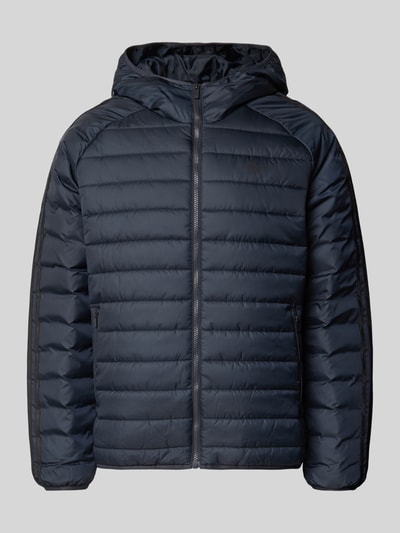 Produktfoto, Regular Fit Steppjacke mit Reißverschluss von adidas Originals in Dunkelblau mit Steppmuster und Reißverschluss-Details.