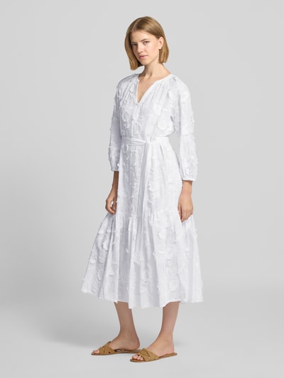 Vrouwenmodel draagt Relaxed Fit Midikleid met florale siergarnering van comma, wit, Materiaalmix met katoen, Tuniekhals, 3/4-mouw, knoopsluiting, Ruglengte maat 36: 119 cm, Borstwijdte 60 cm, Mouwlengte 47 cm, Ganzebody vooraanzicht.