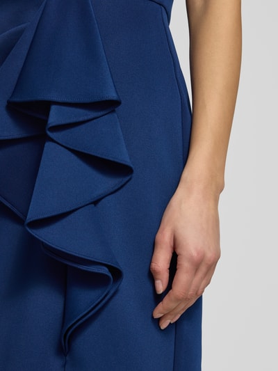 Frauenmodel trägt Cocktailkleid mit Rundhalsausschnitt und Volants von Adrianna Papell in Blau, Material-Mix mit Stretch-Anteil, Detailaufnahme.