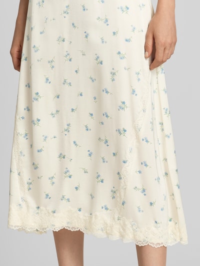 Frauenmodel trägt Ausgestellter Midi-Rock aus reiner Viskose Modell 'SateenSk' von Jake*s, cremefarben mit zartem Blumenmuster und Spitzenbesatz, Damen Midi-Rock von Jake*s Casual, Nahaufnahme Unterkörper.