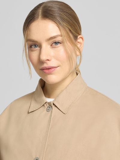 Frauenmodel trägt Blouson aus reiner Baumwolle von WHITE LABEL in Beige mit Umlegekragen, auf glattem Stoff, Nahaufnahme Oberkörper.