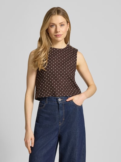 Frauenmodel trägt Cropped Blusentop aus Leinen-Viskose-Mix Modell 'ROMEO' von Mango im Allover-Look, Rundhalsausschnitt, Ganzkörperansicht von vorne. Rückenlänge bei Größe S: 41 cm.