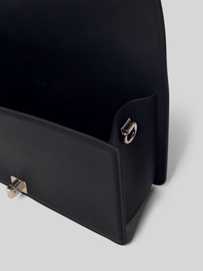 Produktfoto, schwarze Clutch in Stepp-Optik Modell 'Jellies' von VALENTINO BAGS mit Überschlag, silberner Schließe und abnehmbarem Schulterriemen.