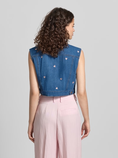 Frauenmodel trägt Regular Fit Jeansweste mit Motiv-Print Modell 'VEGA' von Only in Denim-Optik aus reiner Baumwolle, Ganzkörperansicht Rückansicht.