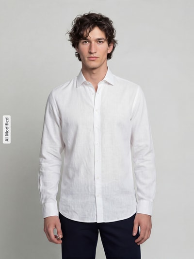 Männermodel trägt weißes Regular Fit Freizeithemd aus Leinen-Mix von Jake*s mit Kentkragen, Knopfleiste, Ganzkörperansicht von vorne.