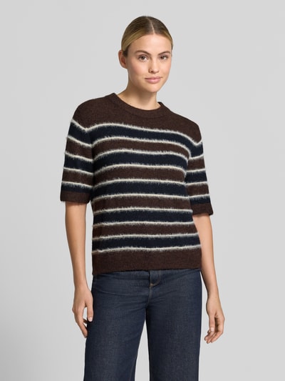 Frauenmodel trägt Loose Fit Pullover mit Mohair-Woll-Anteil Modell 'Pimota Stripe' von OPUS, braun mit weißen Streifen, gestrickte Textur, Nahaufnahme Oberkörper.