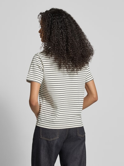 Vrouwenmodel draagt T-Shirt uit reiner Baumwolle van Jake*s Casual, rechte fit, ronde hals, korte mouwen, ruglengte maat S 58 cm, achteraanzicht.