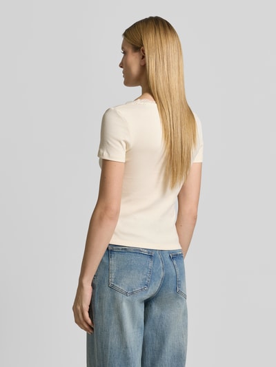 Frauenmodel trägt T-Shirt in Ripp-Optik mit Spitzenbesatz von Jake*s Casual in Creme, Slim Fit, Baumwoll-Elasthan-Mix, Rückansicht Ganzkörperansicht.