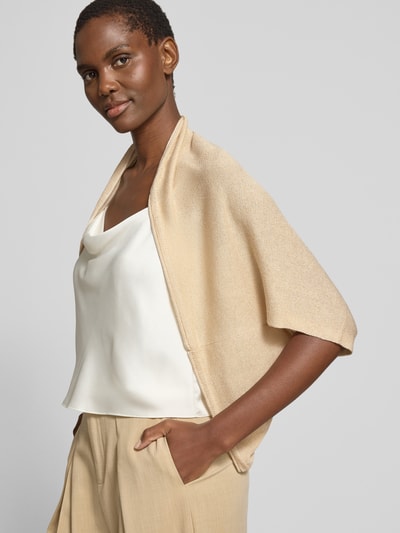 Frauenmodel trägt Loose Fit Cardigan aus Viskose-Mix von s.Oliver BLACK LABEL in schimmernder Optik, Strick, Kurzarm, Nahaufnahme Oberkörper.