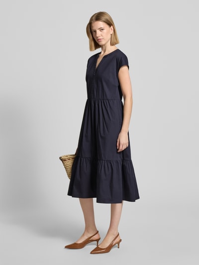 Modelka prezentuje Knielanges Kleid im Stufen-Look mit V-Ausschnitt von ROBE LÉGÈRE, mieszanka bawełny z dodatkiem streczu, linia a, długość do kolan, efekt stopniowania, dekolt w serek, krótkie rękawy, długość tyłu w rozmiarze 36: 104 cm, szerokość w rozmiarze 36: 46 cm, ciemnogranatowy, gładka faktura, widok całej sylwetki z przodu.