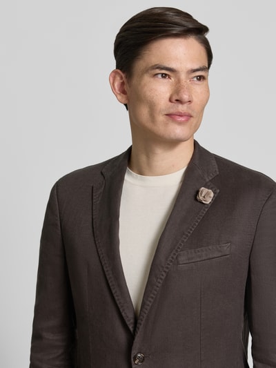 Männermodel trägt Sakko aus Leinen-Mix mit Reverskragen Modell 'Hoverest' von JOOP! Collection, florale Applikation, Nahaufnahme Oberkörper.