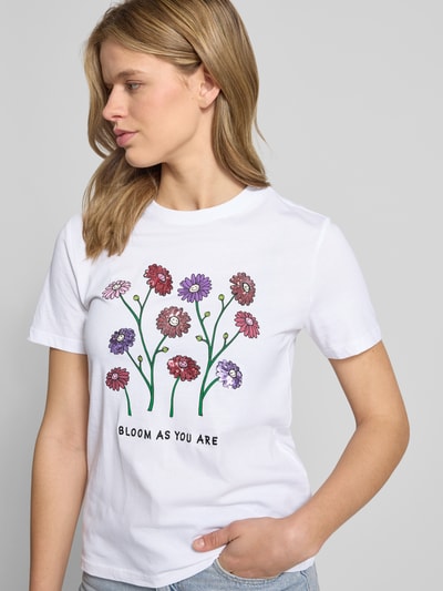 Frauenmodel trägt Slim Fit T-Shirt aus reiner Baumwolle Modell 'KITA' von Only, Optik: Unifarben, Motiv-Print mit Pailletten, Rundhals, Kurzarm, Jersey, Vorderansicht, Nahaufnahme Oberkörper.