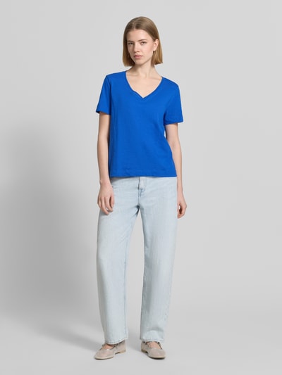 Frauenmodel trägt Relaxed Fit T-Shirt aus reiner Baumwolle von s.Oliver RED LABEL in Melange-Optik, kräftiges Blau, V-Ausschnitt, Jersey, Ganzkörperansicht von vorne.