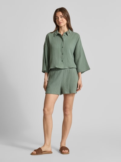 Frauenmodel trägt Loose Fit Hemdbluse aus reiner Baumwolle Modell 'NATALI' von Vero Moda in Optik: Unifarben, Seersucker-Textur, Ganzkörperansicht von vorne.